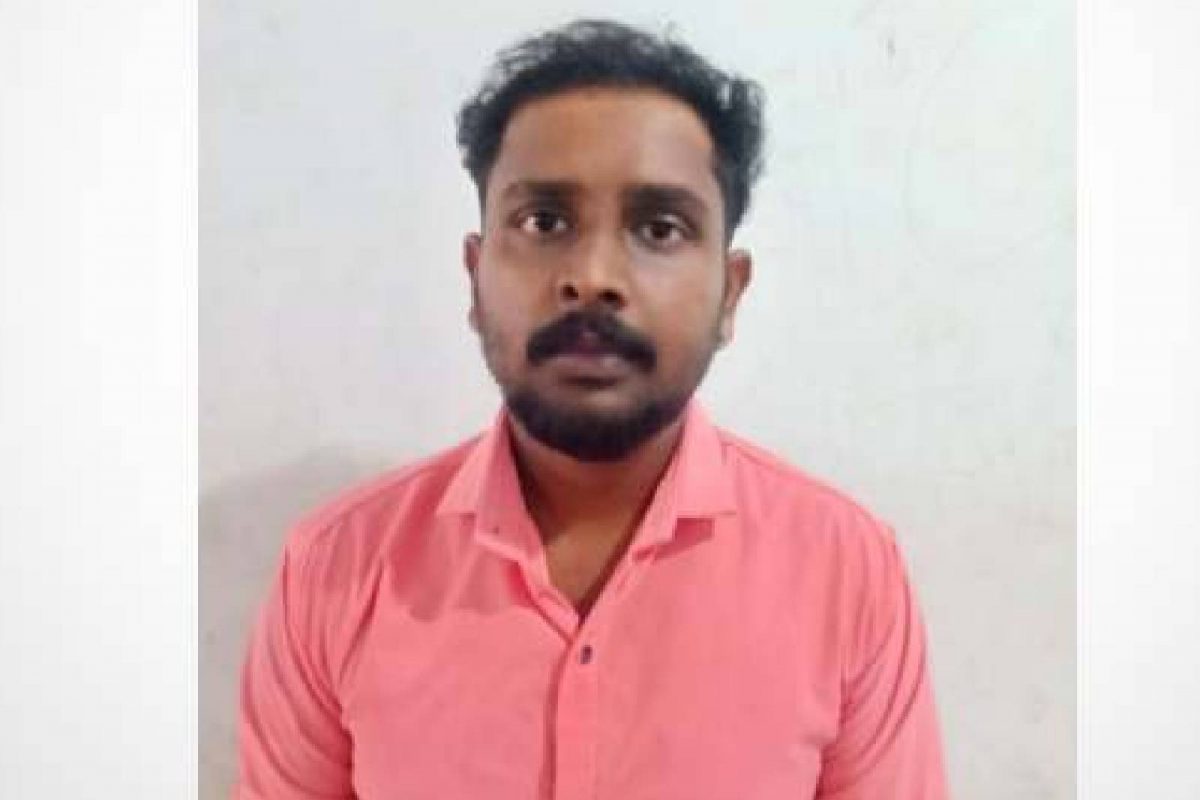 ട്യൂഷന് പോയി ബസ്സിൽ തിരികെ വീട്ടിലേക്ക് വരുമ്പോൾ യുവാവ് കൂടെ കയറുകയും വിദ്യാർത്ഥിനി ഇരുന്ന സീറ്റിന് തൊട്ടടുത്തു ഇരിക്കുകയും കുട്ടിയുടെ കയ്യിൽ പിടിക്കുകയും ചെയ്തു. 