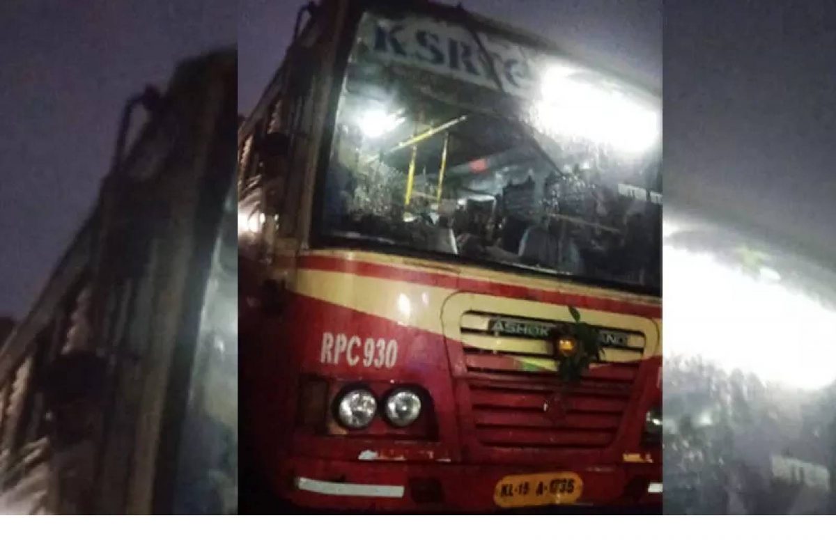 ആലപ്പുഴയില്‍ നിന്നും തെങ്കാശിയിലേക്ക് പോവുകയായിരുന്ന ബസിന് മുകളിലാണ് പോസ്റ്റ് ഒടിഞ്ഞു വീണത്.