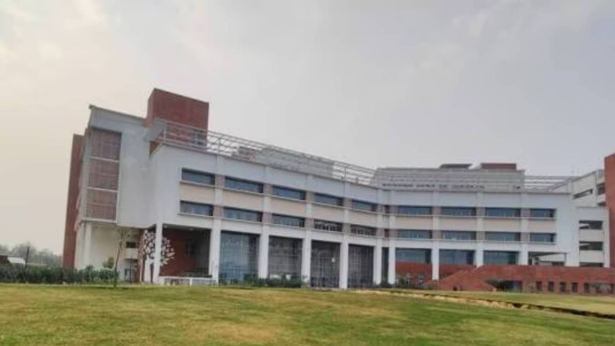 പിഎച്ച്ഡി യോഗ്യതയുള്ള ഉദ്യോഗാർത്ഥികളെ ആവശ്യമുണ്ട്; ശമ്പളം 8000 രൂപ മാത്രം! സോഷ്യൽ മീഡിയയിൽ ചർച്ചയായി ജോലി പരസ്യം