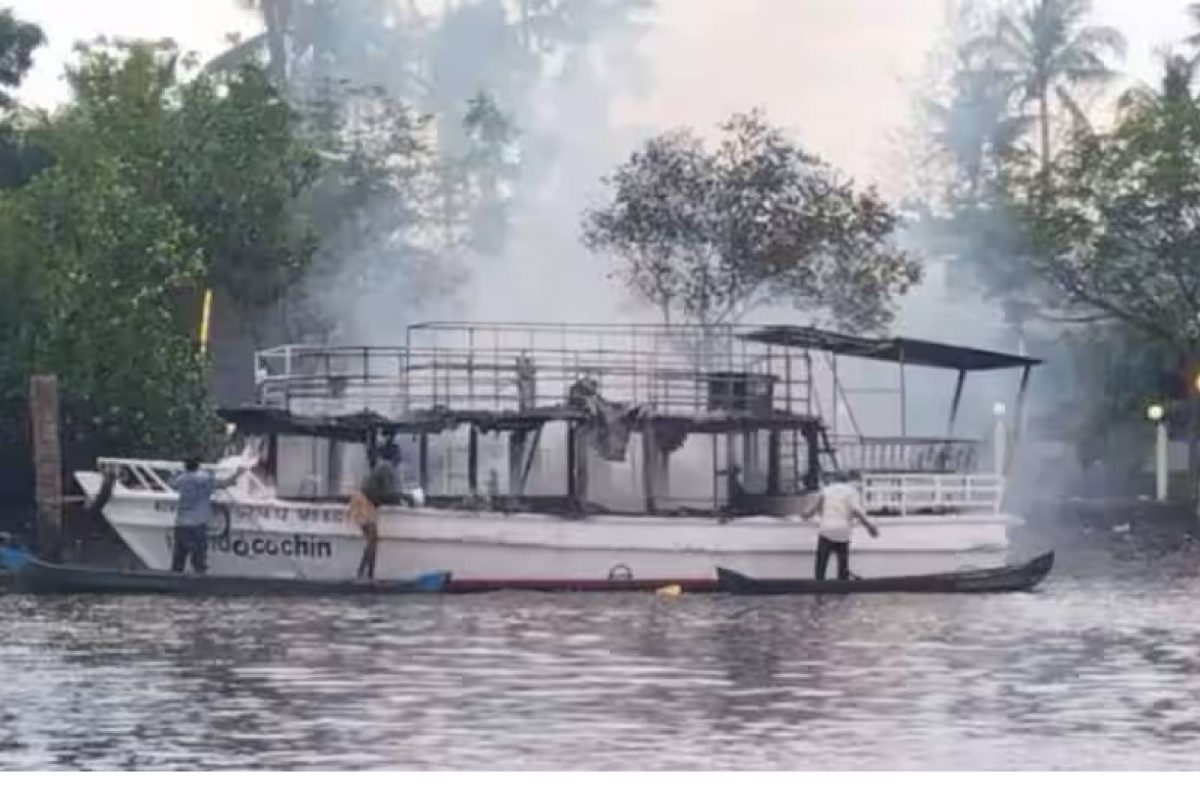 വിനോദസഞ്ചാരത്തിനായി ഉപയോഗിക്കുന്ന ബോട്ടിന് തീപിടിച്ചു; പൂർണമായും കത്തിനശിച്ചു