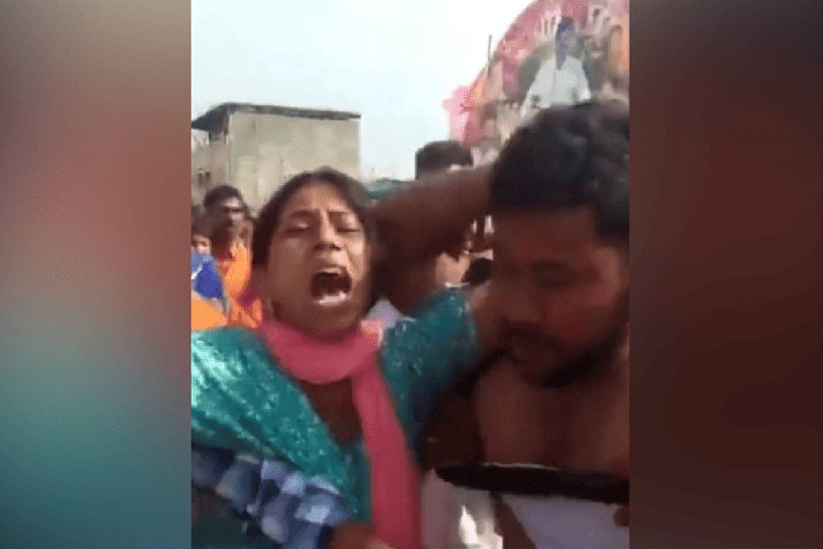 കാവി വസ്ത്രധാരികളായ ഒരു സംഘമാണ് ഇദ്ദേഹത്തേയും കുടുംബത്തേയും ആക്രമിച്ചത്. ഇദ്ദേഹത്തിന്റെ അമ്മയ്ക്കും ഗര്‍ഭിണിയായ സഹോദരിയ്ക്കും നേരെയും ആക്രമണമുണ്ടായി. 