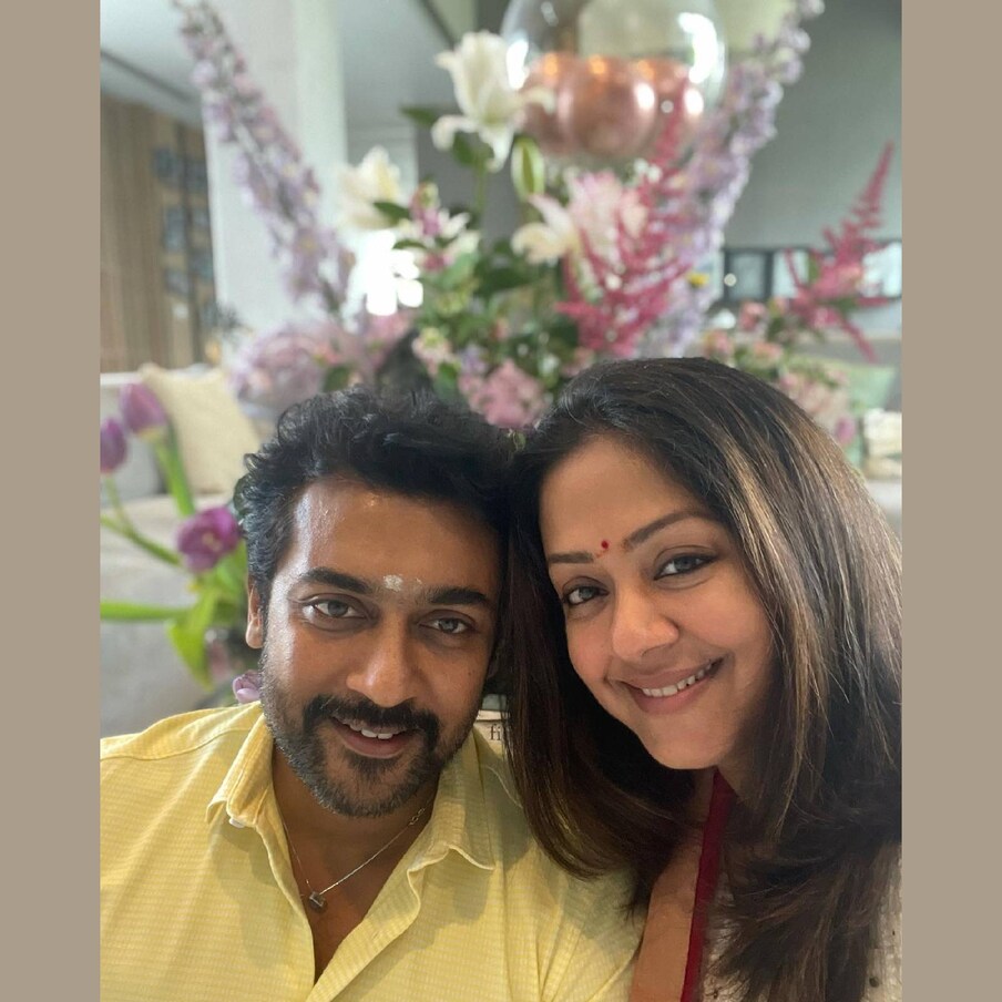  വെള്ളിവെളിച്ചത്തിൽ പ്രിയ പ്രണയ താരജോഡികൾ എന്ന നിലയിൽ തുടങ്ങി ഭാര്യാ ഭർത്താക്കന്മാർ ആയി മാറുകയും വീണ്ടും സിനിമയിലേക്ക് മടങ്ങി വരികയും ചെയ്ത താരദമ്പതികളാണ് സൂര്യയും (Suriya) ജ്യോതികയും (Jyothika). വളർന്നു വന്ന സാഹചര്യവും പശ്ചാത്തലവും മാറ്റിവച്ച്, തമിഴ്നാടിന്റെ മരുമകളായി സൂര്യയുടെ കൈപിടിക്കാൻ തീരുമാനിക്കുകയായിരുന്നു ജ്യോതിക. അതും സൂര്യയുടെ പിതാവ് ശിവകുമാറിന്റെ കടുത്ത എതിർപ്പുകളെ തരണം ചെയ്ത ശേഷം മാത്രം