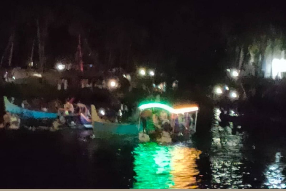 രണ്ട് വാതിലുകളുണ്ടായിരുന്നെങ്കിലും ബോട്ട് മറിഞ്ഞതിനെത്തുടർന്ന് അകത്തുള്ളവർ കുടുങ്ങി എന്ന് രക്ഷപെട്ട യുവാവ് 
