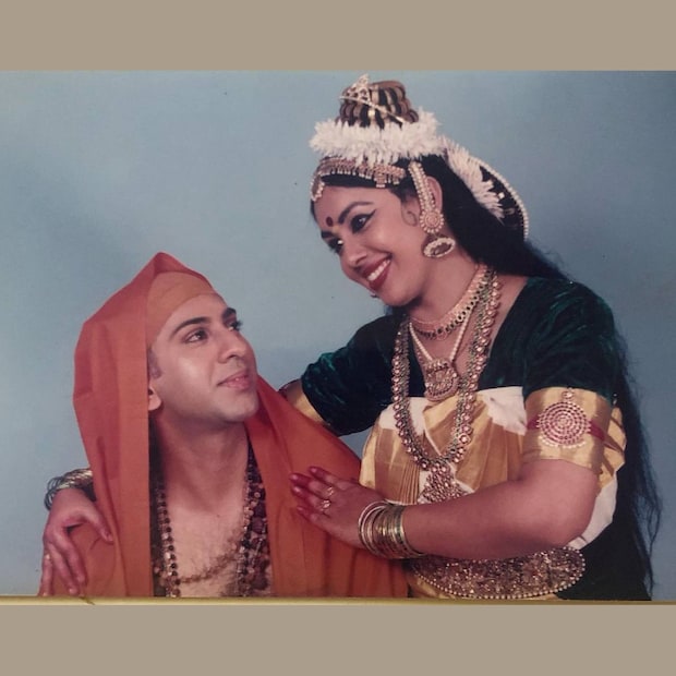 ഈ ചിത്രം കാണുന്ന നിമിഷം വർഷങ്ങളായി മനസ്സിൽ അലയടിക്കുന്ന ഒരു ഗാനം മലയാളികളുടെ ഓർമയിൽ എത്തിയേക്കും. പ്രേമോദാരനായി, അണയൂ നാഥാ... എന്ന വരികൾക്ക് അത്രയേറെ ചേരുന്ന ഒരു നിമിഷം ജീവിതത്തിൽ നിന്നും അടർത്തിയെടുത്ത പോലെ. ഈ ചിത്രത്തിലെ നായകനും നായികയും ജീവിതത്തിലും ഒന്നിച്ചവരാണ്. പക്ഷേ കാലത്തിന്റെ കണക്കുകൂട്ടലിൽ എവിടെയോ പ്രിയതമൻ കാലയവനികയ്ക്കു പിന്നിൽ മറഞ്ഞു ഈ ചിത്രം കാണുന്ന നിമിഷം വർഷങ്ങളായി മനസ്സിൽ അലയടിക്കുന്ന ഒരു ഗാനം മലയാളികളുടെ ഓർമയിൽ എത്തിയേക്കും. പ്രേമോദാരനായി, അണയൂ നാഥാ... എന്ന വരികൾക്ക് അത്രയേറെ ചേരുന്ന ഒരു നിമിഷം ജീവിതത്തിൽ നിന്നും അടർത്തിയെടുത്ത പോലെ. ഈ ചിത്രത്തിലെ നായകനും നായികയും ജീവിതത്തിലും ഒന്നിച്ചവരാണ്. പക്ഷേ കാലത്തിന്റെ കണക്കുകൂട്ടലിൽ എവിടെയോ പ്രിയതമൻ കാലയവനികയ്ക്കു പിന്നിൽ മറഞ്ഞു