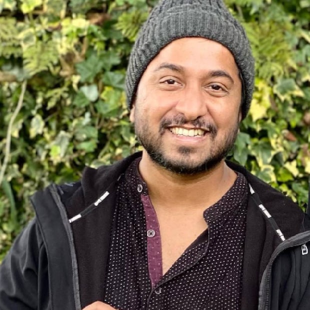  നടൻ, ഗായകൻ, സംവിധായകൻ എന്നിങ്ങനെ മലയാള സിനിമയിൽ നിരവധി മേഖലകളിൽ സജീവമാണ് വിനീത് ശ്രീനിവാസൻ (Vineeth Sreenivasan). പാട്ടായാലും സിനിമയായാലും ഫാൻസിനെ കയ്യിലെടുക്കാൻ വിനീതിന് തന്റേതായ മിടുക്കുണ്ട്. സംവിധാനം ചെയ്ത ഓരോ ചിത്രവും കാലാകാലങ്ങളിൽ ഹിറ്റ് ചാർട്ടുകളിൽ ഇടം നേടി. വിനീതിന് സ്വന്തമായി മെനഞ്ഞെടുത്ത പ്രശസ്തിയും കഴിവും ഉള്ളതിനാൽ തന്നെ ആ പേര് മറ്റൊരാൾ ദുരുപയോഗം ചെയ്യാനുള്ള സാധ്യത തള്ളിക്കളയാനുമാവില്ല