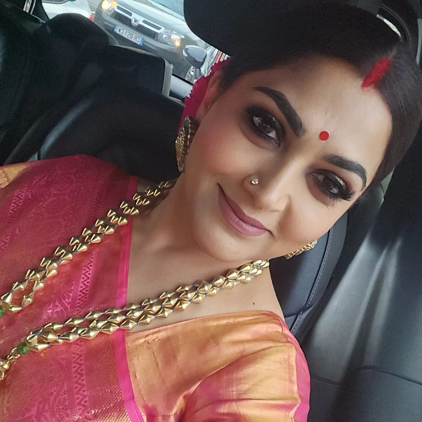  കാന്‍ വേദിയിലെ റെഡ് കാര്‍പ്പറ്റിലെത്തുന്ന ഇന്ത്യന്‍ താരങ്ങളുടെ ചിത്രങ്ങള്‍ എല്ലാത്തവണയും വൈറലാകാറുണ്ട്. വൈവിധ്യമാര്‍ന്ന വേഷങ്ങളുലെത്തുന്ന താരങ്ങള്‍ ഫിലിം ഫെസ്റ്റിവലിന്‍റെ പ്രധാന ആകര്‍ഷണമാണ്.