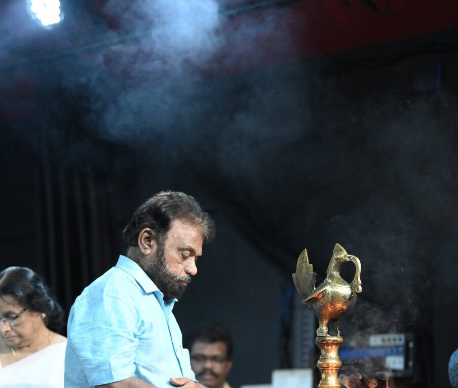  രാത്രി മടങ്ങിയെത്തിയ അച്ഛൻ ഡയറിയിൽ ഇങ്ങനെ കുറിച്ചു , " ഇന്ന് പിറന്നാൾ, അലോസരത്തിൽ തുടങ്ങിയ ദിവസം ഒതുക്കത്തിൽ നന്നായി കലാശിച്ചു "" അച്ഛന്റെ അവസാന ദിനസരിക്കുറിപ്പ്.33 വർക്ഷത്തിന് ശേഷം മലയാളം ഇന്നും ആ പിറന്നാൾ ഓർത്തു വെക്കുന്നു ആഘോഷിക്കുന്നു.എല്ലാവർക്കും സ്നേഹം പറയുന്നു. കാലമേ സ്നേഹം