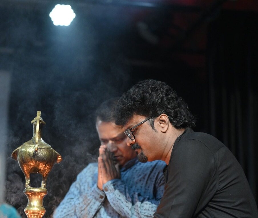  ഉച്ചക്ക് പിറന്നാൾ സദ്യക്ക് കൂടാൻ വേണുച്ചേട്ടനും ബീന ചേച്ചിയും കുഞ്ഞുമോൾ മാളുവിനൊപ്പം വന്നപ്പോൾ ആ മങ്ങല് മുഴുവനൊഴിഞ്ഞു. ഉച്ചക്ക് തീരെ പ്രതീക്ഷിക്കാതെ അച്‌ഛനൊരു ഫോൺ വന്നു. എം.ടി യാണ്. "വൈകിട്ട് ഫ്രീ ആണെങ്കിൽ ഒന്ന് പാരമൗണ്ട് ടൂറിസ്റ്റ് ഹോം വരെ വരു, ഞാനിവിടെയുണ്ട് " . കൂട്ടത്തിൽ എന്നെ കൂടി കൊണ്ട് വരാൻ നിർദ്ദേശം - അതിന് മുമ്പ് അദ്ദേഹത്തിന് ഞാനൊരു കത്തെഴുതിയിരുന്നു.