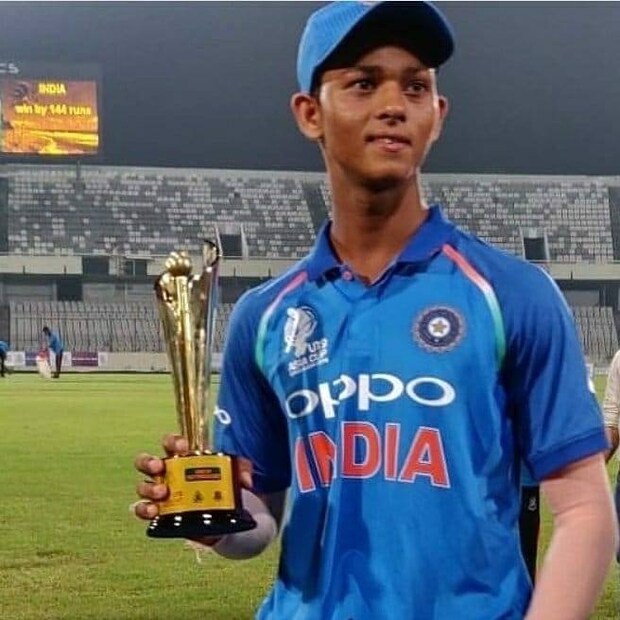  ദിവസവും ജോലി കഴിഞ്ഞ് ആസാദ് മൈതാനത്ത് ക്രിക്കറ്റ് താരങ്ങൾ കളിക്കുന്നത് കാണാൻ പോയിരുന്നു. കോച്ച് ജ്വാല സിംഗിനെ കണ്ടുമുട്ടിയതു മുതല്‍ യശസ്വിയുടെ ജീവിതത്തില്‍ മാറ്റങ്ങള്‍ വന്നു തുടങ്ങി.