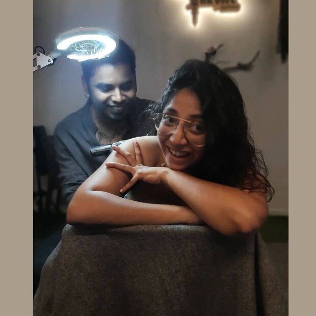  പ്രേക്ഷകർക്ക് പരിചിതയായ ഗായികയാണ് അഭയ ഹിരണ്മയി (Abhaya Hiranmayi). പാട്ടിനും പുറത്ത് ഒട്ടേറെ ഇഷ്‌ടങ്ങളില്ല വ്യക്തി കൂടിയാണ് അഭയ. ഫാഷൻ അതിൽ സുപ്രധാനമാണ്. വീട്ടിൽ ആണെങ്കിൽ പോലും എപ്പോഴും റെഡി ആയി വേണം നിൽക്കാൻ എന്ന് നിർബന്ധമുള്ളയാളാണ് അഭയ. ട്രെൻഡുകളിൽ ഏറ്റവും പുതിയത് എന്ത് എന്നറിയണമെങ്കിൽ ഇങ്ങോട്ടു നോക്കിയാൽ മതി