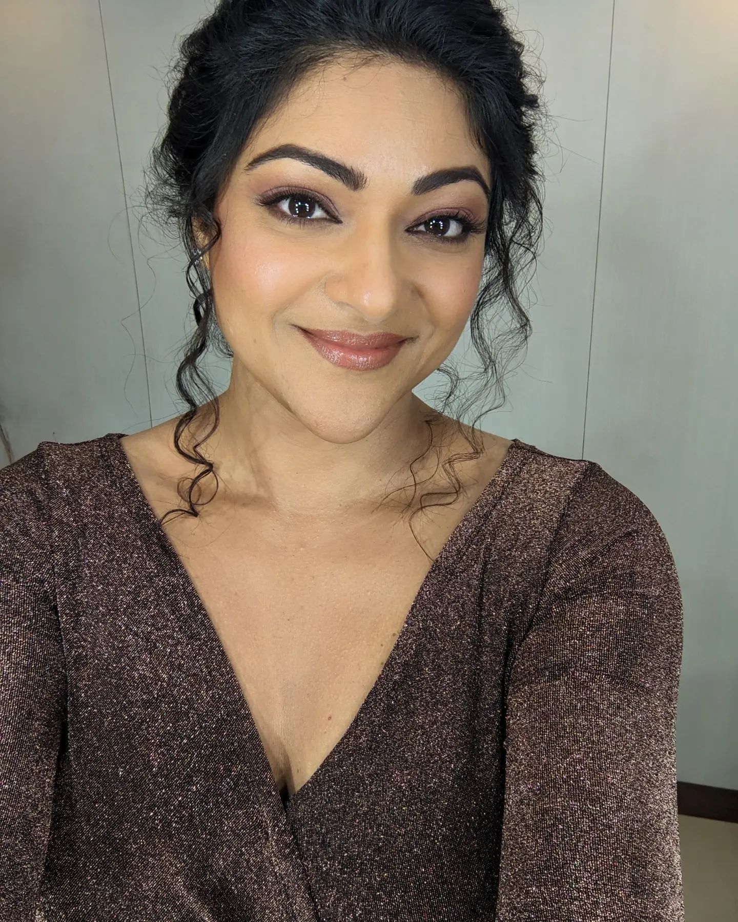  1990 കളുടെ അവസാനമാണ് അഭിരാമി സിനിമയിൽ നായികാവേഷത്തിൽ അരങ്ങേറ്റം കുറിച്ചത്. പിന്നെ തമിഴ്, തെലുങ്ക്, കന്നഡ സിനിമകളിൽ സജീവമായി. 2004ൽ സിനിമയിൽ നിന്നും ബ്രേക്ക് എടുത്ത അഭിരാമി, 2014ൽ മടങ്ങിയെത്തി. ഗരുഡന്റെ കഥ എഴുതിയിരിക്കുന്നത് ജിനീഷ് എം. ക്യാമറ കൈകാര്യം ചെയ്തിരിക്കുന്നത് അജയ് ഡേവിഡ് കാച്ചപ്പിള്ളിയും, സംഗീതവും പശ്ചാത്തലസംഗീതവും ഒരുക്കിയിരിക്കുന്നത് ജേക്ക്സ് ബിജോയും ആണ്. ചിത്രത്തിന്റെ എഡിറ്റർ ശ്രീജിത്ത് സാരംഗ്, കലാ സംവിധാനം അനീസ് നാടോടിയും നിർവഹിക്കുന്നു