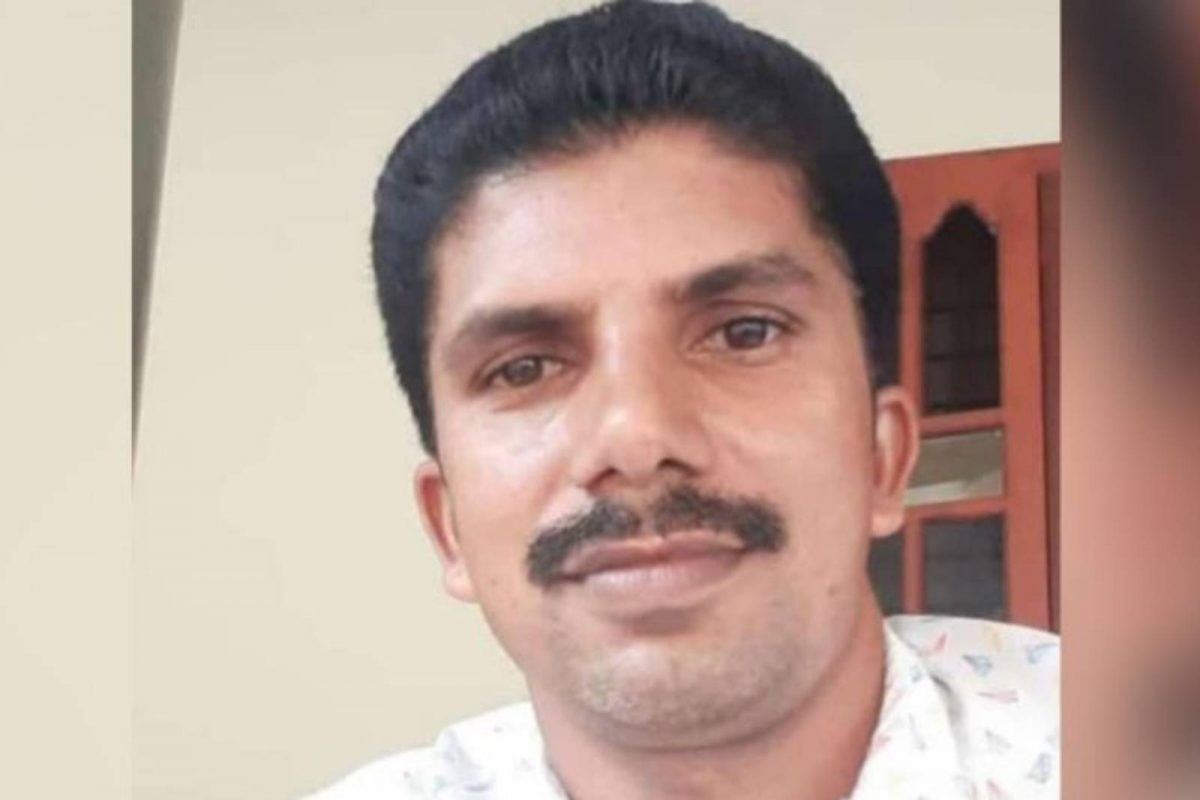 വീട്ടാവശ്യത്തിനുള്ള പച്ചക്കറിയുമായി വീട്ടിലേക്ക് പോകുന്ന സമയത്ത് പിന്നിൽ നിന്നും വന്ന മിനി ബസ് ഇടിക്കുകയായിരുന്നു.