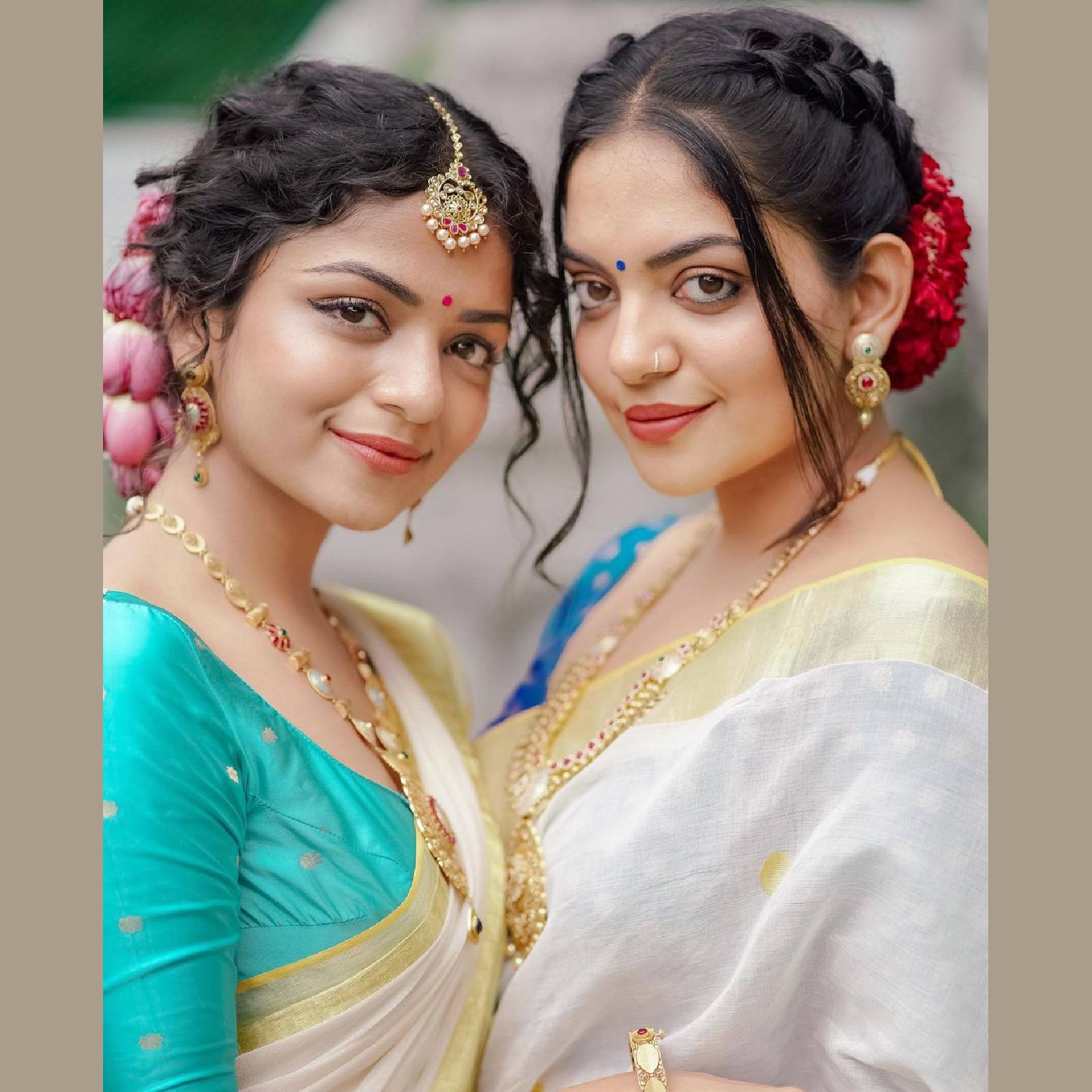  നടി അഹാന കൃഷ്ണയുടെ (Ahaana Krishna) ഏറ്റവും ഇളയ അനുജത്തിയാണ് ഹൻസിക കൃഷ്ണകുമാർ (Hansika Krishnakumar). വീട്ടിലെ ഇളയകുട്ടിയായ ഹൻസിക പ്ലസ് ടു പഠനം പൂർത്തിയാക്കിക്കഴിഞ്ഞു. മകളുടെ സ്കൂളിലെ അവസാന ദിവസത്തെ വിശേഷം സിന്ധു കൃഷ്ണ മനസ്സിൽ തൊടുന്ന പോസ്റ്റിൽ പങ്കിട്ടിരുന്നു. വീട്ടിലെ അവസാന സ്കൂൾ കുട്ടിയും പഠനം പൂർത്തിയാക്കുന്നതിന്റെ വൈകാരികതയാണ് സിന്ധുവിന്റെ വാക്കുകളിൽ നിറഞ്ഞത്. ഹൻസികയുടെ പ്ലസ് ടു പരീക്ഷാഫലം വന്നുകഴിഞ്ഞു