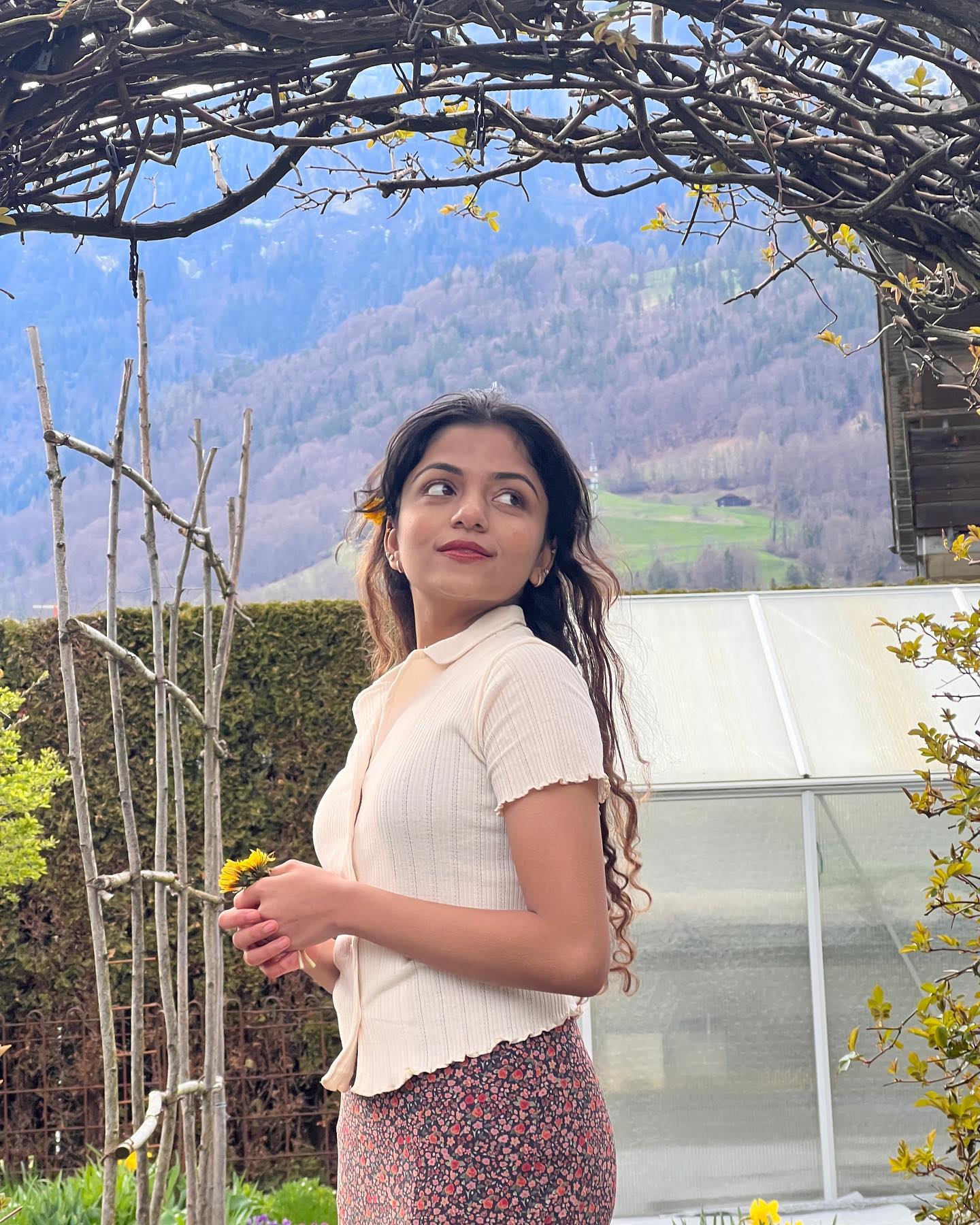  മണിമണി പോലെ ഇംഗ്ലീഷ് പറയുകയും എഴുതുകയും ചെയ്യുന്ന അഹാനയുടെ അനുജത്തി അക്കാര്യത്തിൽ കേമി തന്നെ. മൊത്തം 92 ശതമാനം മാർക്ക് ആണ് ഹൻസിക ഇംഗ്ളീഷിന് മാത്രം കരസ്ഥമാക്കിയത്