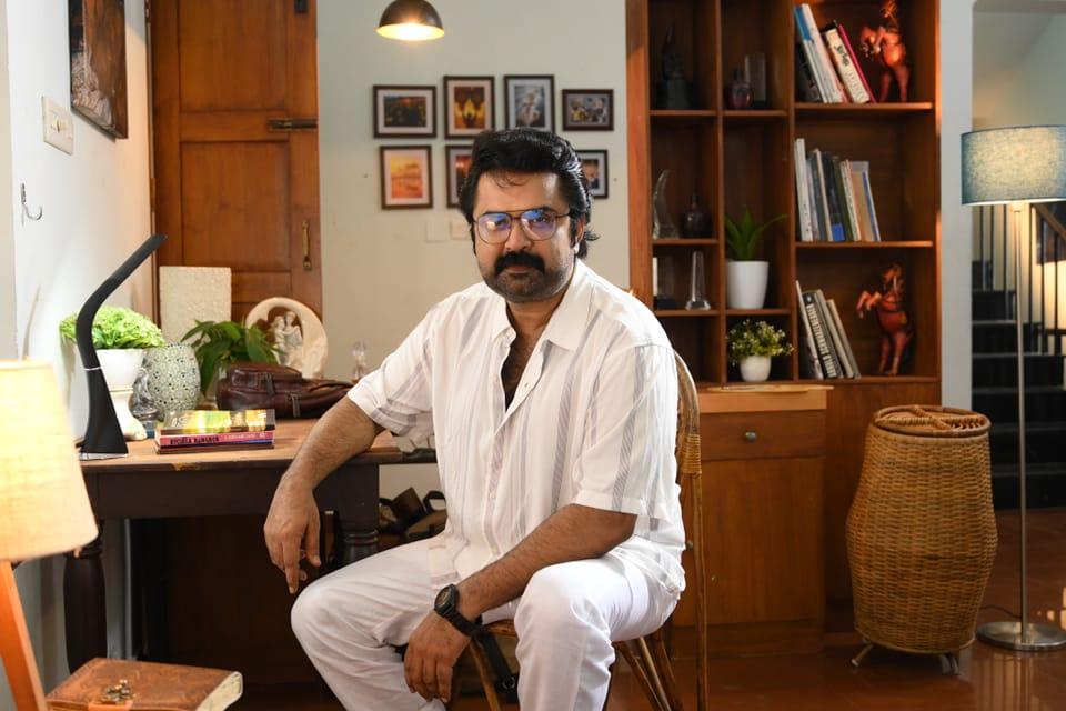  അശ്വിന്‍ മാത്യു, വിജയരാഘവന്‍, ദീപു കരുണാകരന്‍ തുടങ്ങിയ നടന്മാരും ചിത്രത്തിന്റെ ഭാഗമാണ്. സംവിധായകന്‍ രാകേഷ് ഗോപന്‍ തന്നെ കഥയും തിരക്കഥയും രചിക്കുന്ന ചിത്രത്തിന്റെ ഛായാഗ്രഹണം നിര്‍വഹിച്ചിരിക്കുന്നത് പ്രദീപ്‌ നായരാണ്. സംഗീതം: ബിജിബാല്‍. എഡിറ്റര്‍: നൗഫല്‍ അബ്ദുള്ള. പ്രൊഡക്ഷന്‍ കണ്‍ട്രോളര്‍: എസ്. മുരുകന്‍. വസ്ത്രാലങ്കാരം: അരുണ്‍ മനോഹര്‍. മേക്കപ്പ്: റോണക്സ്‌ സേവിയര്‍. വിതരണം: VMR ഫിലിംസ്. പി.ആര്‍.ഒ.: ആതിരാ ദില്‍ജിത്