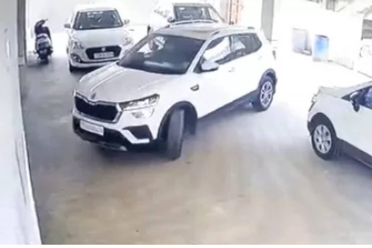  നിലത്ത് കുട്ടി കിടന്നുറങ്ങുന്നത് ശ്രദ്ധിക്കാതെ മുന്നോട്ടെടുത്ത കാര്‍ കുട്ടിയുടെ തലയിലൂടെ കയറിയിറങ്ങുകയായിരുന്നു.