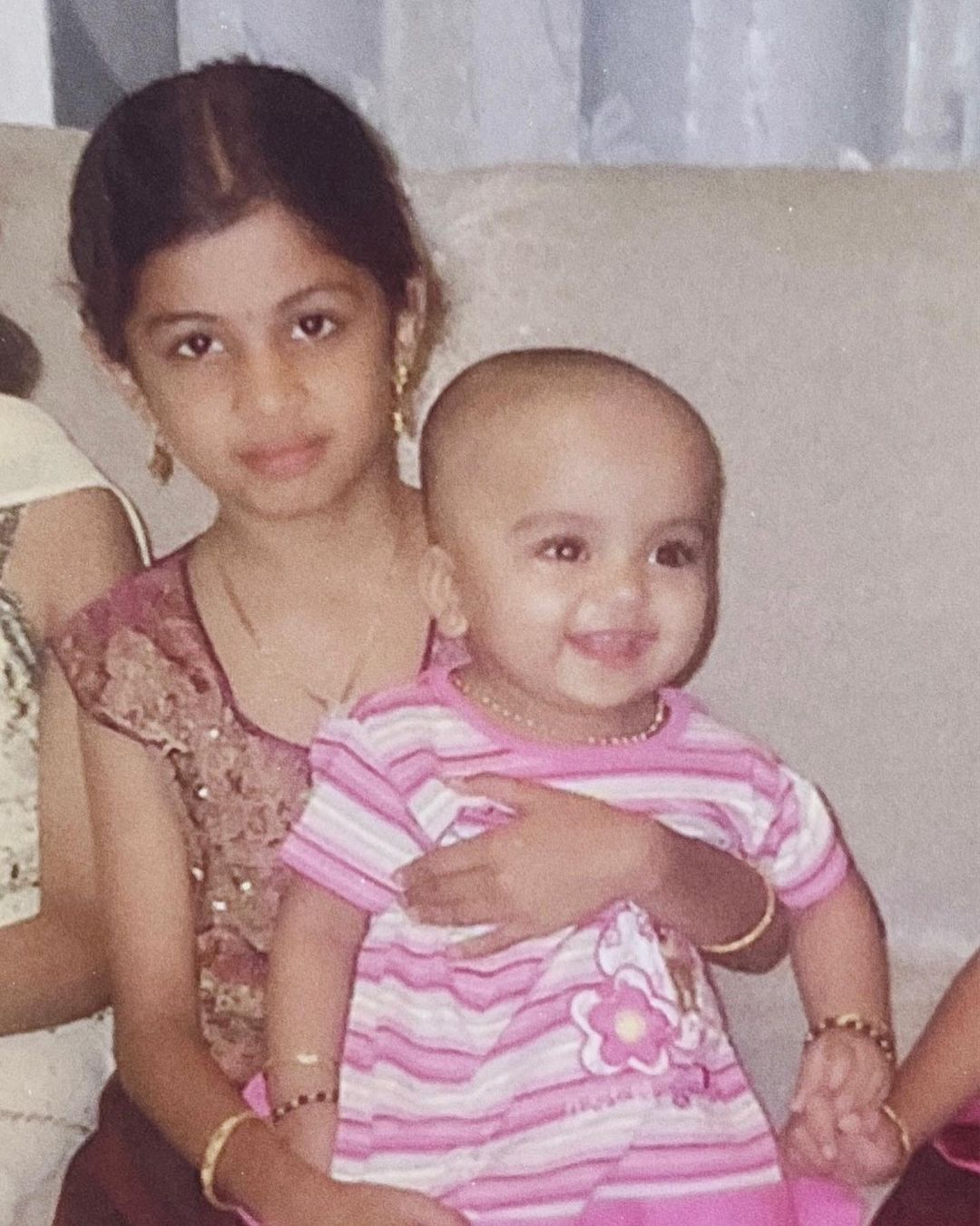  ഈ ഫോട്ടോയിൽ അനുജത്തിയെ മടിയിൽ ഇരുത്തിയിരിക്കുന്നത് സ്വന്തം ചേച്ചിയാണ്. ഇവർ രണ്ടുപേരും പ്രേക്ഷകർക്ക് സുപരിചിതരാണ്. സഹോദരങ്ങളായി ഇവർ രണ്ടുപേർ മാത്രമല്ല, വേറെ രണ്ടുപേർ കൂടിയുണ്ട്. ഇത്രയും കേട്ടാൽ കക്ഷികളെ പിടികിട്ടും. ഫോട്ടോയിലെ ചേച്ചിയുടെ ജന്മദിനമാണിന്ന് (തുടർന്ന് വായിക്കുക)