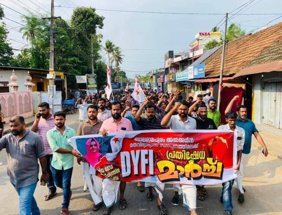  തിരുവനന്തപുരം: ബാലരാമപുരത്ത് മതപഠനശാലയിലെ 17കാരി മരണപ്പെട്ട സംഭവത്തിൽ ഡിവൈഎഫ്ഐ പ്രതിഷേധ മാർച്ച് നടത്തി. ബാലരാമപുരം അൽ അമീൻ മത വിദ്യഭ്യാസ സ്ഥാപത്തിലേക്കായിരുന്നു ഡിവൈഎഫ്ഐ മാർച്ച്. തിരുവനന്തപുരം ജില്ലാ കമ്മിറ്റി നടത്തിയ പ്രതിഷേധ മാർച്ച് ജില്ലാ സെക്രട്ടറി ഡോ. ഷിജുഖാൻ ഉദ്ഘാടനം ചെയ്തു.