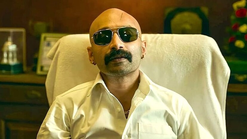  നിർമ്മാതാക്കൾ ഫഹദിനെ അവതരിപ്പിക്കുന്ന സെറ്റിൽ നിന്നുള്ള ദൃശ്യങ്ങൾക്കൊപ്പം അദ്ദേഹത്തിന്റെ ഷെഡ്യൂൾ റാപ്പിന്റെ വാർത്തകൾ പങ്കിടുകയും ചെയ്തു. ഫോട്ടോയിൽ, ഫഹദ് തന്റെ തല മുണ്ഡനം ചെയ്ത ലുക്കിലാണുള്ളത്