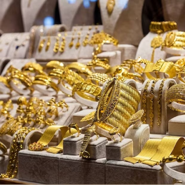 സംസ്ഥാനത്ത് സ്വർണവില ഈ മാസത്തെ ഏറ്റവും താഴ്ന്ന നിലയിൽ. 240 രൂപ കുറഞ്ഞ് ഒരു പവൻ സ്വർണത്തിന്റെ വില 43,240 രൂപയായി. ഗ്രാമിന് 30 രൂപയാണ് കുറഞ്ഞത്. 5405 രൂപയാണ് ഒരു ഗ്രാം സ്വർണത്തിന്റെ വില. സംസ്ഥാനത്ത് സ്വർണവില ഈ മാസത്തെ ഏറ്റവും താഴ്ന്ന നിലയിൽ. 240 രൂപ കുറഞ്ഞ് ഒരു പവൻ സ്വർണത്തിന്റെ വില 43,240 രൂപയായി. ഗ്രാമിന് 30 രൂപയാണ് കുറഞ്ഞത്. 5405 രൂപയാണ് ഒരു ഗ്രാം സ്വർണത്തിന്റെ വില.