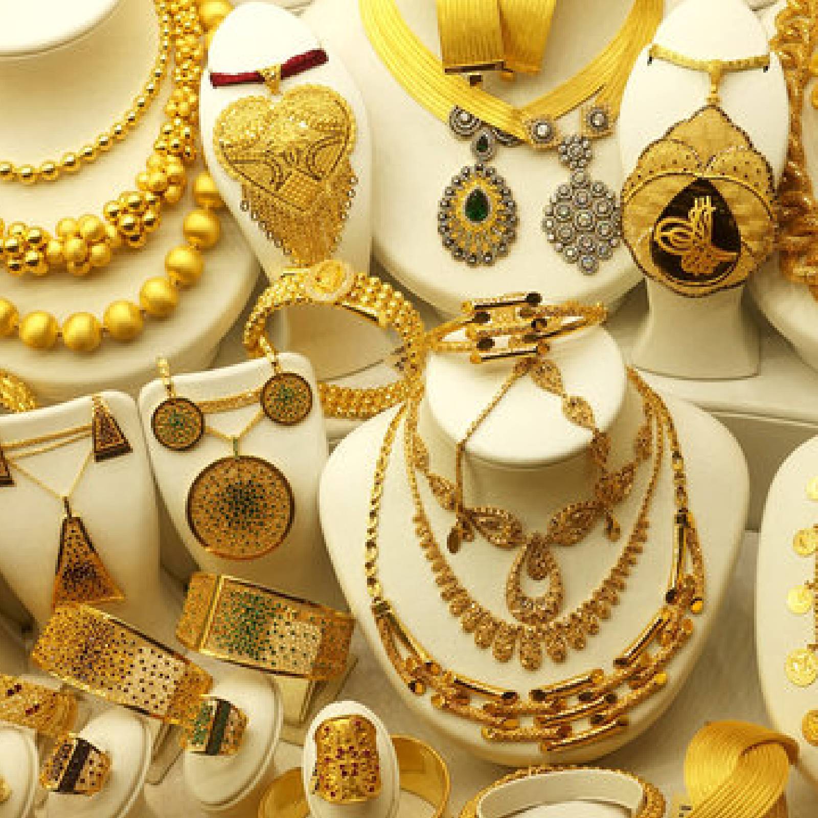  കേരളത്തിലെ സ്വർണവിലയുടെ (gold price) കാര്യം ആർക്കും നിശ്ചയമില്ലാത്ത നിലയിലാണ് ദിവസം ചെല്ലുംതോറും പോകുന്നത്. കുറഞ്ഞു എന്ന് ആശ്വസിക്കണമെങ്കിൽ കഷ്‌ടിച്ച് കുറച്ചു രൂപയുടെ വ്യത്യാസം വന്നേക്കും. കുറച്ചുനാളുകൾ കൂടി കടന്നാൽ ഒരു പവൻ സ്വർണം വാങ്ങാൻ അരലക്ഷം രൂപ നൽകേണ്ടി വരും എന്ന നിലയിലേക്ക് കാര്യങ്ങൾ മുന്നേറുകയാണ്