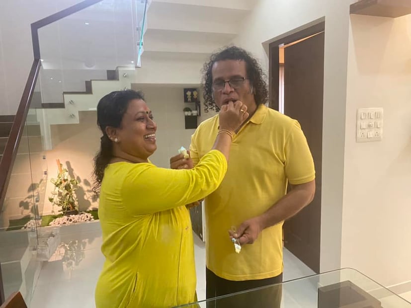  അടുപ്പിച്ചാവുമ്പം ആകെ കൺഫ്യൂഷൻ.. എന്നാലും എനിക്കിതിൽ ഏറ്റവും ഇഷ്ടം ഈ ജനിച്ചോസത്തേയാണ്...കാരണം ഞമ്മളെ ചെങ്ങായിച്ചി കൂടി കൂടെ കുടുന്നോണ്ടന്നെ...' പിറന്നാൾ ചിത്രങ്ങൾ പോസ്റ്റ് ചെയ്ത് ഹരീഷ് പേരടി കുറിച്ചു