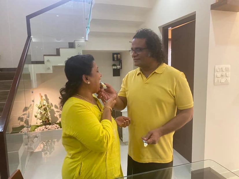  നാല് വർഷത്തിന്റെ വ്യത്യാസമുണ്ടെങ്കിലും ഞങ്ങൾ ഒരു ദിവസം ജനിച്ചവരാണ്... പക്ഷെ മറ്റന്നാൾ എന്റെ സർട്ടിഫിക്കറ്റ് ബർത്ത്ഡേ വരും.. അതിന്റെ രണ്ട് ദിവസം കഴിഞ്ഞാൽ എന്റെ മലയാളമാസ പിറന്നാൾ വരും... (തുടർന്ന് വായിക്കുക)