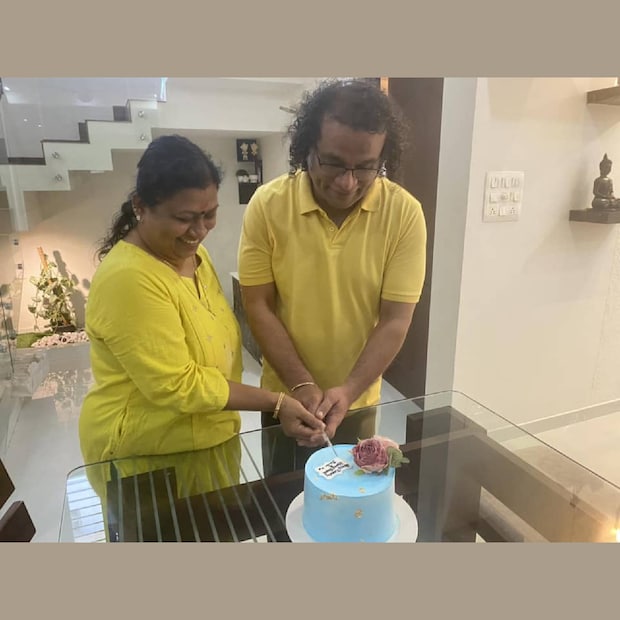  നടൻ ഹരീഷ് പേരടിക്കും (Hareesh Peradi) ഭാര്യ ബിന്ദുവിനും പിറന്നാൾ ആഘോഷം ഒന്നിച്ച്. വർഷങ്ങൾക്ക് മുൻപ് കടം വാങ്ങിയ 100 രൂപ മാത്രം കയ്യിലുണ്ടായിരുന്ന തനിക്കൊപ്പം ജീവിതം ആരംഭിക്കാൻ ധൈര്യം കാട്ടിയവളാണ് ഭാര്യ എന്ന് പേരടി പറഞ്ഞിരുന്നു. അടുത്തടുത്തുള്ള ദിവസങ്ങളിലെ പിറന്നാളുകൾ ഒറ്റ കേക്ക് മുറിക്കൽ കൊണ്ട് ഇവർ ആഘോഷമാക്കി