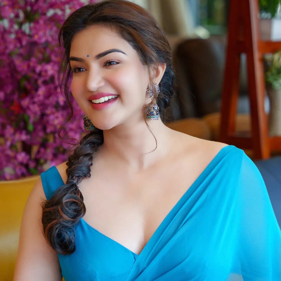  ചുരുങ്ങിയ സമയംകൊണ്ട് മലയാളത്തിൽ ശ്രദ്ധേയമായ വേഷങ്ങൾ ചെയ്ത നടിയാണ് ഹണിറോസ്. സിനിമയ്ക്ക് പുറത്ത് ഉദ്ഘാടനചടങ്ങുകളിൽ ഗ്ലാമർ തിളക്കവുമായി ഹണിറോസ് നിറഞ്ഞുനിൽക്കാറുണ്ട്. വിനയൻ ഒരുക്കിയ ബോയ്ഫ്രണ്ട് എന്ന സിനിമയിലൂടെയാണ് ഹണിറോസ് ബിഗ് സ്ക്രീനിൽ അരങ്ങേറ്റം കുറിച്ചത്. (ചിത്രത്തിന് കടപ്പാട്- ഇൻസ്റ്റാഗ്രാം)