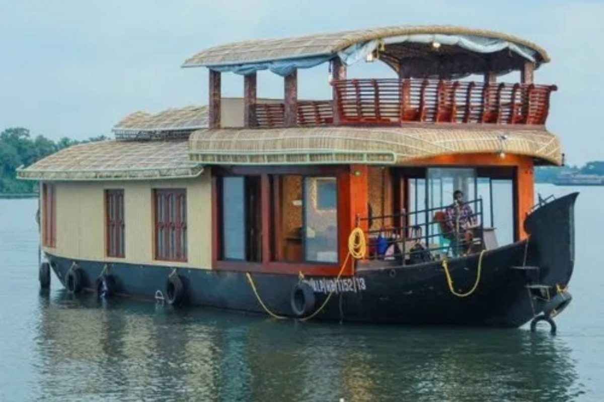 30 പേരെ കയറ്റേണ്ട ബോട്ടില്‍ 68 പേർ; ആലപ്പുഴയിൽ ബോട്ട് കസ്റ്റഡിയിൽ