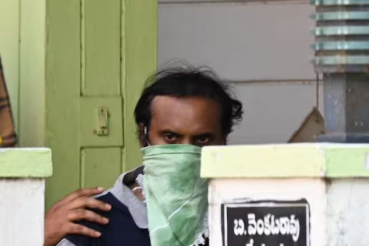  ഹൈദരാബാദ്: സ്ത്രീയെ കൊലപ്പെടുത്തി മൃതദേഹം കഷ്ണങ്ങളാക്കി ഫ്രിഡ്ജിൽ സൂക്ഷിച്ച പങ്കാളി അറസ്റ്റിൽ. ഇരുവരും വർഷങ്ങളായി അവിഹിത ബന്ധത്തിലായിരുന്നുവെന്ന് പൊലീസ് അറിയിച്ചു. സ്ത്രീയുടെ തല കവറിൽ പൊതിഞ്ഞ നിലയിൽ മുസി നദിക്കരികിൽ കണ്ടെത്തി ഒരാഴ്ചയ്ക്കു ശേഷമാണ് പ്രതി അറസ്റ്റിലാകുന്നത്.