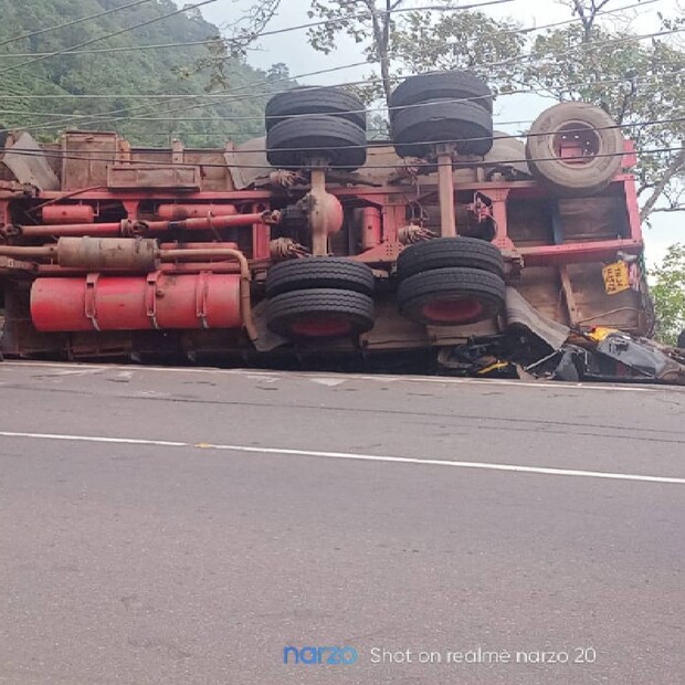 സിമന്റ് ലോഡുമായി വന്ന ലോറി ഓട്ടോറിക്ഷയിലേക്ക് മറിഞ്ഞ് അപകടം. ഇടുക്കി പെരുവന്താനത്തിന് സമീപം കടുവാപാറയിലാണ് സംഭവം. അപകടത്തിൽ ഒരാൾ മരിച്ചു. ഓട്ടോറിക്ഷ ഡ്രൈവർ മുണ്ടക്കയം പറത്താനം സ്വദേശി മെൽബിൻ ആണ് മരിച്ചത്. സിമന്റ് ലോഡുമായി വന്ന ലോറി ഓട്ടോറിക്ഷയിലേക്ക് മറിഞ്ഞ് അപകടം. ഇടുക്കി പെരുവന്താനത്തിന് സമീപം കടുവാപാറയിലാണ് സംഭവം. അപകടത്തിൽ ഒരാൾ മരിച്ചു. ഓട്ടോറിക്ഷ ഡ്രൈവർ മുണ്ടക്കയം പറത്താനം സ്വദേശി മെൽബിൻ ആണ് മരിച്ചത്.