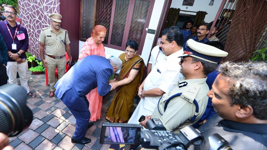  അഞ്ച് പതിറ്റാണ്ടിനു ശേഷം അധ്യാപികയെ കാണാന്‍ വീട്ടിലെത്തി ഉപരാഷ്ട്രപതി ജഗ്ദീപ് ധന്ഖര്‍.