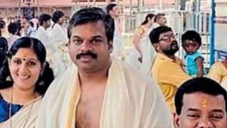 കെ.യു. ജനീഷ്കുമാറും ഭാര്യയും ഗുരുവായൂർ ക്ഷേത്രത്തിന് മുന്നിൽ. ഒപ്പം റാന്നി എംഎൽഎ പ്രദീപ് നാരായണനും