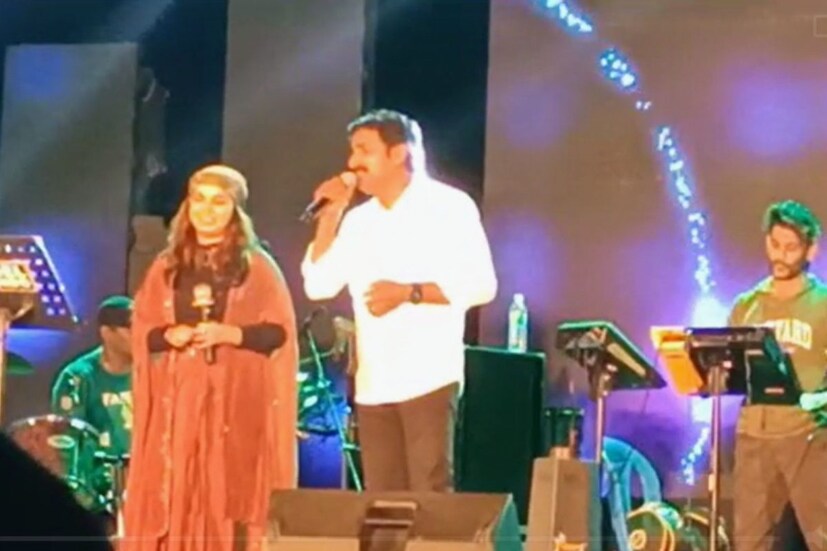 ഇതോടെ ആസ്വാദകര്‍ അസ്വസ്ഥരാകുന്നത് കണ്ടതോടെ കലാകാരന്‍മാര്‍ പരിപാടി അവതരിപ്പിക്കാന്‍ തീരുമാനിക്കുകയായിരുന്നു. പരിപാടി ബുക്ക് ചെയ്ത് പണം പിരിച്ചെടുത്ത രണ്ടംഗ സംഘം മുങ്ങിയെന്നും പക്ഷേ ആസ്വാദകരെ മാനിച്ച് പരിപാടി അവതരിപ്പിക്കുകയാണെന്നും പറഞ്ഞ് സംഘം പരിപാടി അവതരിപ്പിക്കുകയായിരുന്നു.