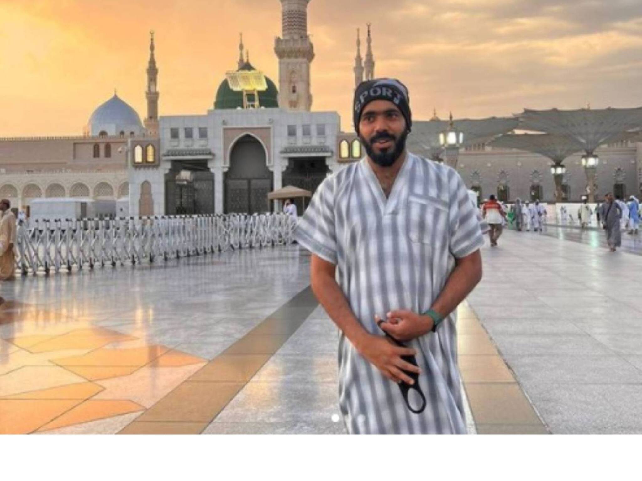 ഹജ്ജിനായി  മലപ്പുറത്തുനിന്ന് കാൽനടയായി യാത്ര ചെയ്ത ശിഹാബ് ചോറ്റൂർ മദീനയിൽ