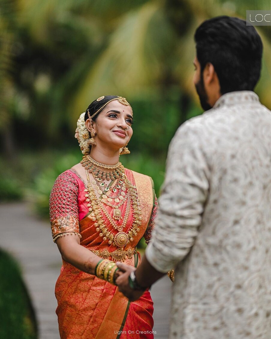  ഇൻസ്റ്റാഗ്രാം പേജിലും മാളവികയുടെ വിശേഷങ്ങൾ അറിയാം. വളരെ രസകരമായ പ്രീ-വെഡിങ് ഷൂട്ടും ഇവർ നടത്തിയിരുന്നു