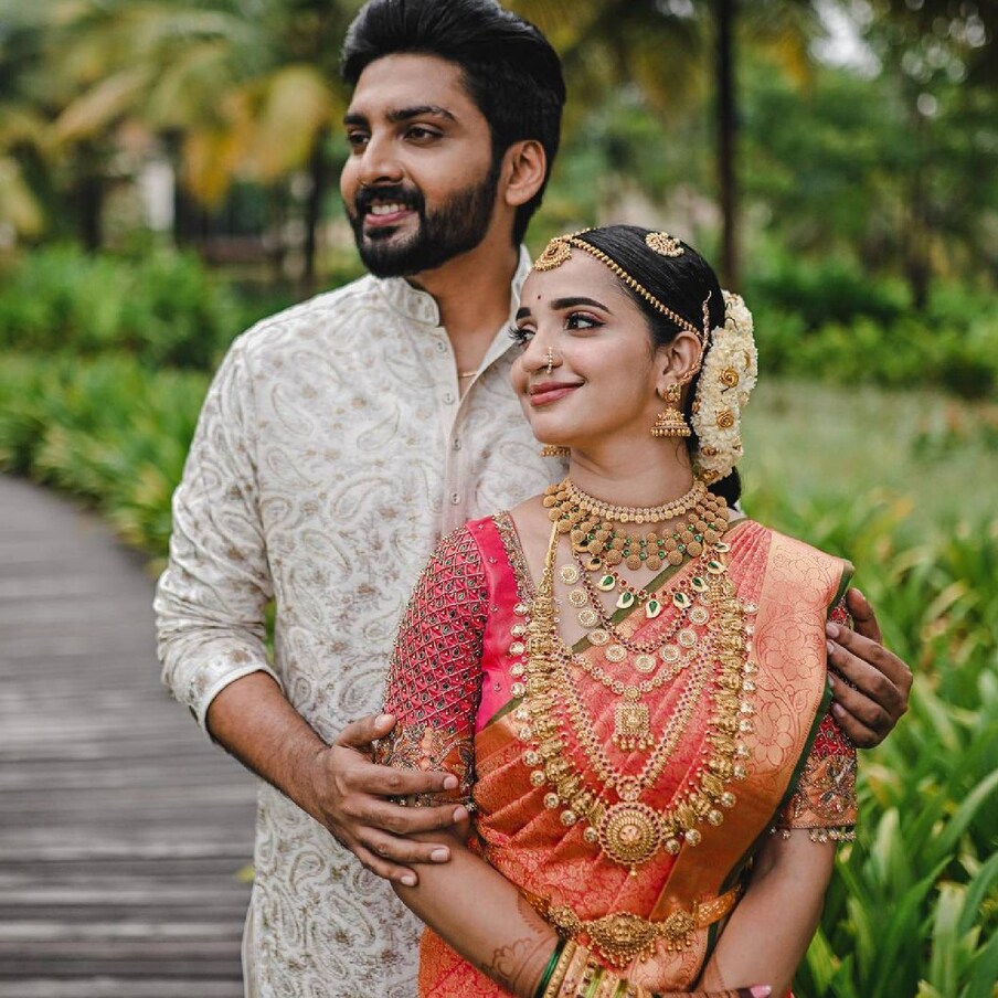  അഭിനേത്രിയും, റിയാലിറ്റി ഷോ താരവും, നർത്തകിയും, സോഷ്യൽ മീഡിയ ഇൻഫ്ലുവെൻസറുമായ മാളവിക കൃഷ്ണദാസും (Malavika Krishnadas), തേജസും വിവാഹിതരായി. കഴിഞ്ഞ ദിവസം കൊച്ചി എളമക്കരയിൽ വച്ചായിരുന്നു വിവാഹം. ഇരുവരും 'നായികാ നായകൻ' റിയാലിറ്റി ഷോയിൽ മത്സരാർത്ഥികളായിരുന്നു. സംവിധായകൻ ലാൽ ജോസും, അവതാരകയും നടിയുമായ അശ്വതി ശ്രീകാന്തും ഉൾപ്പെടെ നിരവധിപ്പേർ വിവാഹത്തിൽ പങ്കെടുത്തു (ചിത്രങ്ങൾ: instagram.com/lightsoncreations/)
