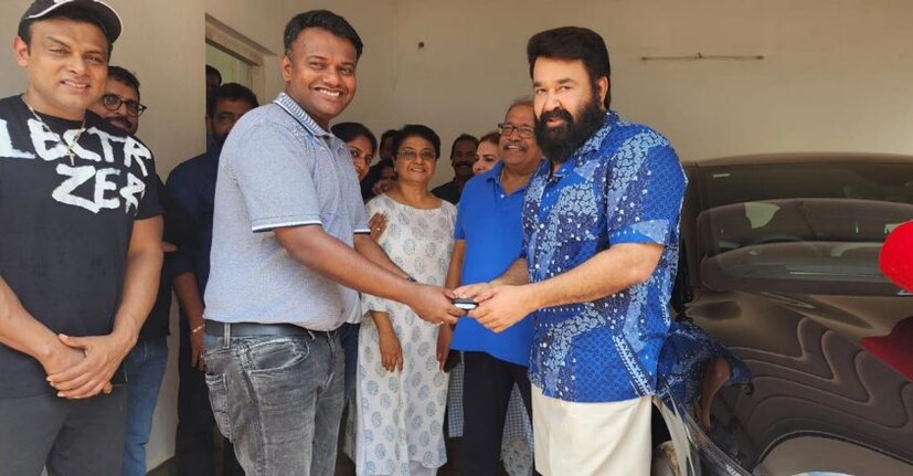  പിറന്നാൾ ആഘോഷിക്കുന്ന മലയാളത്തിന്റെ പ്രിയ നടൻ മോഹൻലാലിന് കിയ ഇലക്ട്രിക് കാർ സമ്മാനിച്ച് സുഹൃത്തും ഹെഡ്ജ് ഇക്യുറ്റീസ് മാനേജിങ് ഡയറക്റ്ററും ചെയർമാനുമായ അലക്സ് കെ. ബാബു. 72 ലക്ഷം രൂപ വരുന്ന കിയ ഇവി6 കിയ ഷോറൂം അധികൃതർ താരത്തിന്റെ വീട്ടിലെത്തിയാണ് കൈമാറിയത്.