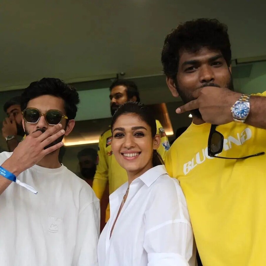 ശനിയാഴ്ച്ച നടന്ന ഐപിഎൽ മത്സരം കാണാനെത്തിയതാണ് താരങ്ങൾ. വിഘ്നേഷ് തന്റെ സോഷ്യൽ മീഡിയ പ്രൊഫൈലിലൂടെ പങ്കുവച്ച ചിത്രങ്ങൾ ആരാധകർ ഏറ്റെടുത്തു കഴിഞ്ഞു.