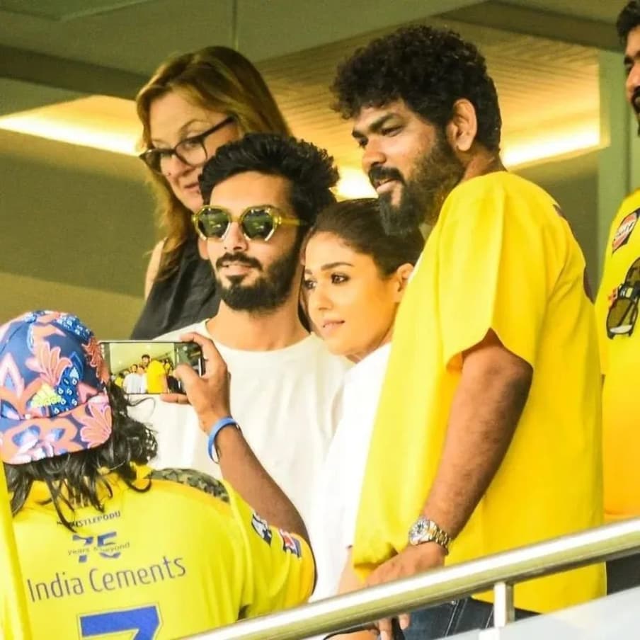  ശനിയാഴ്ച്ച നടന്ന ചെന്നൈ സൂപ്പർ കിങ്ങ്സ്- മുംബൈ ഇന്ത്യൻസ് മത്സരം കാണാനെത്തിയതാണ് താര ദമ്പതികൾ. ചെന്നൈയെ പിന്തുണയ്ക്കുന്ന രീതിയിൽ മഞ്ഞ നിറത്തിലുള്ള ടീ ഷർട്ടാണ് വിഘ്നേഷ് അണിഞ്ഞത്. വെള്ള ഷർട്ടാണ് നയൻതാര ധരിച്ചിരിക്കുന്നത്.