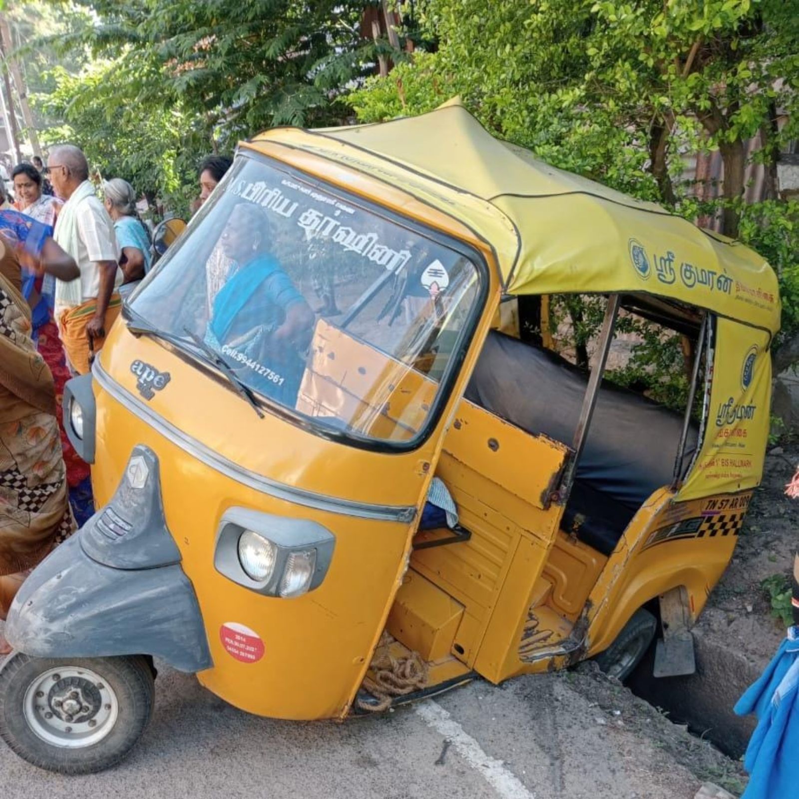  നടരാജ കല്യാണമണ്ഡപത്തിന് പുറകിൽ വരെ എത്തിയ അരിക്കൊമ്പൻ കമ്പം ടൗണിലൂടെ ഓടുന്ന ദൃശ്യങ്ങൾ പുറത്തുവന്നു. നാട്ടുകാർ ബഹളം വയ്ക്കുമ്പോൾ അരിക്കൊമ്പൻ റോഡിലൂടെ ഓടുന്ന ദൃശ്യങ്ങളാണ് പുറത്തുവന്ന ദൃശ്യങ്ങളിലുള്ളത്.