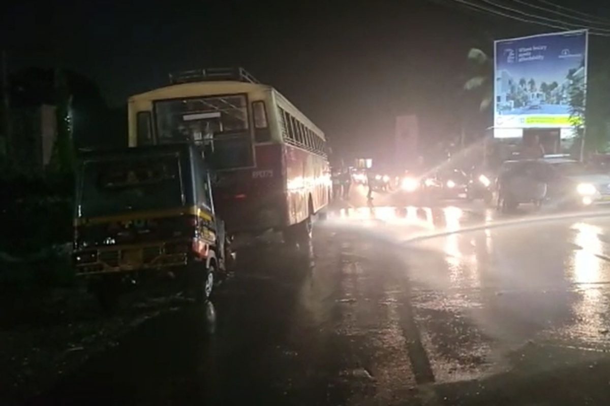  തുടര്‍ന്ന് മറ്റുള്ളവരെ മെഡിക്കല്‍ കോളേജ് ആശുപത്രിയില്‍ പ്രവേശിപ്പിച്ചെങ്കിലും ഓട്ടോഡ്രൈവര്‍ സുനിലും ശോഭയും മരിച്ചു.