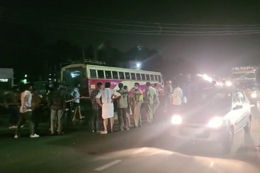  കൊല്ലത്തുനിന്ന്‌ തിരുവനന്തപുരത്തേക്കു വന്ന ഫാസറ്റ് പാസഞ്ചർ ബസ് പെട്ടെന്ന് ബ്രേക്ക് പിടിച്ചപ്പോൾ ഓട്ടോറിക്ഷ ഇടിച്ചുകയറുകയായിരുന്നു