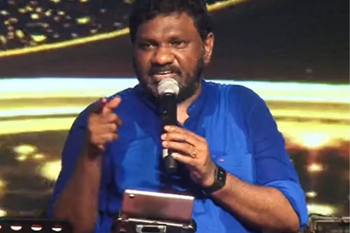  ''ഞാന്‍ ആലോചിക്കുകയായിരുന്നു. പന്തളം ബാലന്റെ ഗാനമേളയായത് കൊണ്ടാണോ കളക്ടര്‍ ഈ വഴി വരാത്തത്. ബാക്കി പരിപാടിക്കൊക്കെ വന്നിരുന്നു. പന്തളം ബാലന്റെ നിറമാണോ, മതമാണോ പ്രശ്‌നം? ജാതിയാണോ പ്രശ്‌നം, കുലമാണോ പ്രശ്‌നം? അങ്ങനെ ഒരു കലാകാരനെ ഇകഴ്ത്തി കാണാന്‍ പാടില്ല. വ്യക്തിപരമായ എന്റെ പ്രതിഷേധം അറിയിക്കുന്നു. ഒരു കാലാകാരനോടും ചെയ്യാന്‍ പാടില്ല''- പന്തളം ബാലൻ വേദിയിൽ പറഞ്ഞു.