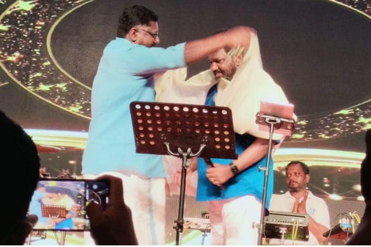  ''എത്ര വലിയ കളക്ടറായാലും ശരി. കലാകാരനാണ് മുന്നില്‍. കലാകാരനാണ് സമൂഹത്തിന്റെ സ്വത്ത്. കലാകാരന്റെ പ്രതിബദ്ധതയാണ് സമൂഹത്തോടുള്ളത്. അവനിലൂടെയാണ്''- പന്തളം ബാലൻ പറഞ്ഞു.
