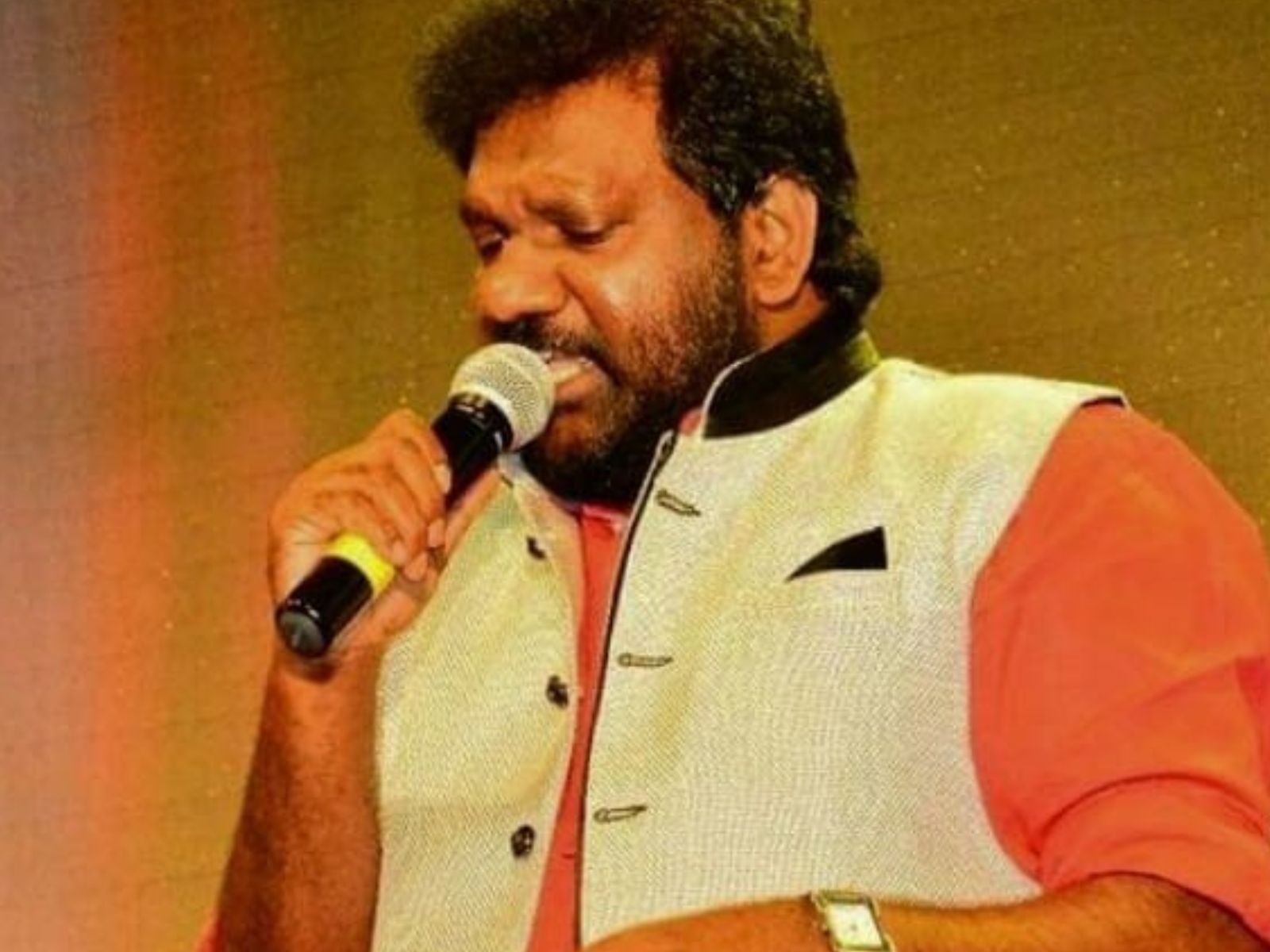  ഗാനമേളയ്ക്കിടെ പാടുന്നതിനിടയിലായിരുന്നു തന്റെ പരിപാടിയില്‍ പങ്കെടുക്കാതിരുന്ന കളക്ടര്‍ക്കെതിരെ പന്തളം ബാലന്റെ പ്രതികരണം.