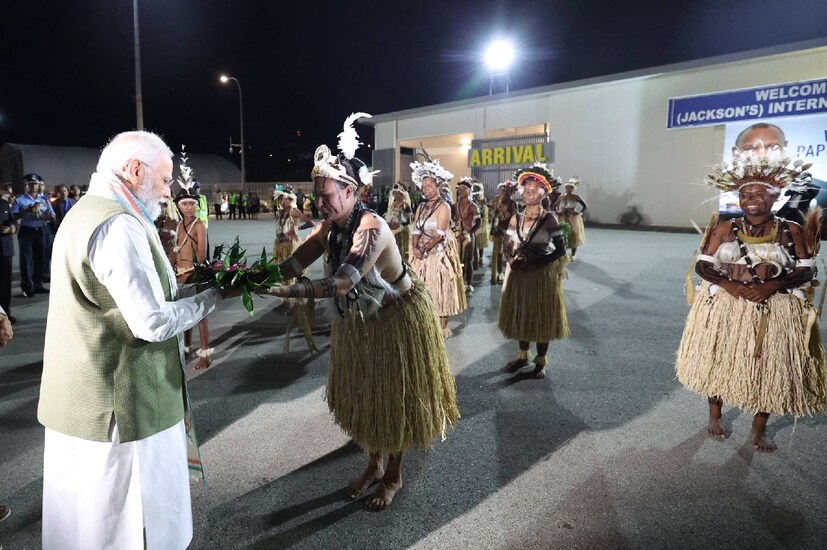  മോദിയുടെ വരവിൽ എല്ലാ ആചാരങ്ങളെയും രാജ്യം മാറ്റിവച്ചു. തന്നെ വരവേൽക്കാൻ എത്തിയ ജെയിംസ് മാറാപ്പെയ്ക്ക് നന്ദിയുണ്ടെന്നും താനിതെന്നും ഓർക്കുമെന്നും മോദി ട്വിറ്ററിൽ കുറിച്ചു.