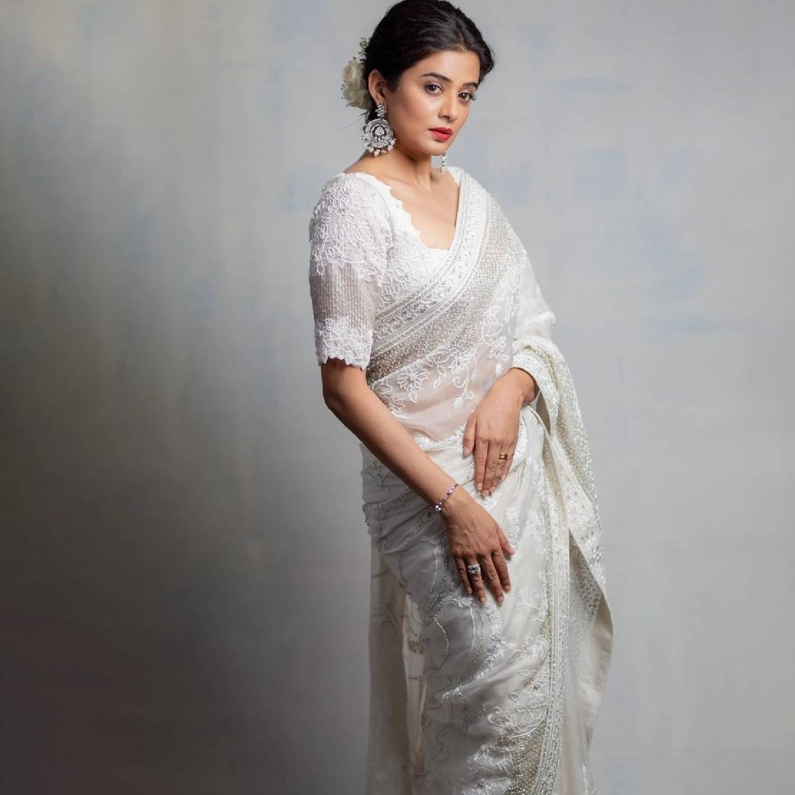  മലയാള സിനിമയുടെ പ്രിയ നടിയാണ് പ്രിയ മണി (Priya Mani). മോഡലിംഗ് രംഗത്തു നിന്നും നന്നേ ചെറുപ്രായത്തിൽ തന്നെ നായികാവേഷം ചെയ്‌തും, സൂപ്പർ ഹിറ്റ് സിനിമകൾ സമ്മാനിച്ചും പ്രിയ മണി സജീവമായി. മലയാളത്തിന് പുറമെ അന്യഭാഷകളിലും പ്രിയ തന്റെ കഴിവ് തെളിയിച്ചു. (ഇൻസ്റ്റാഗ്രാം)