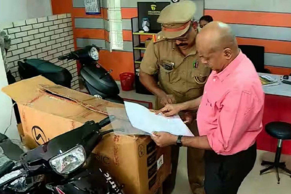 ഇലക്ട്രിക് സ്‌കൂട്ടറില്‍ വേഗം കൂട്ടി തട്ടിപ്പ്; സംസ്ഥാനത്തെ ഷോറൂമുകളിൽ മിന്നൽ റെയ്ഡ്